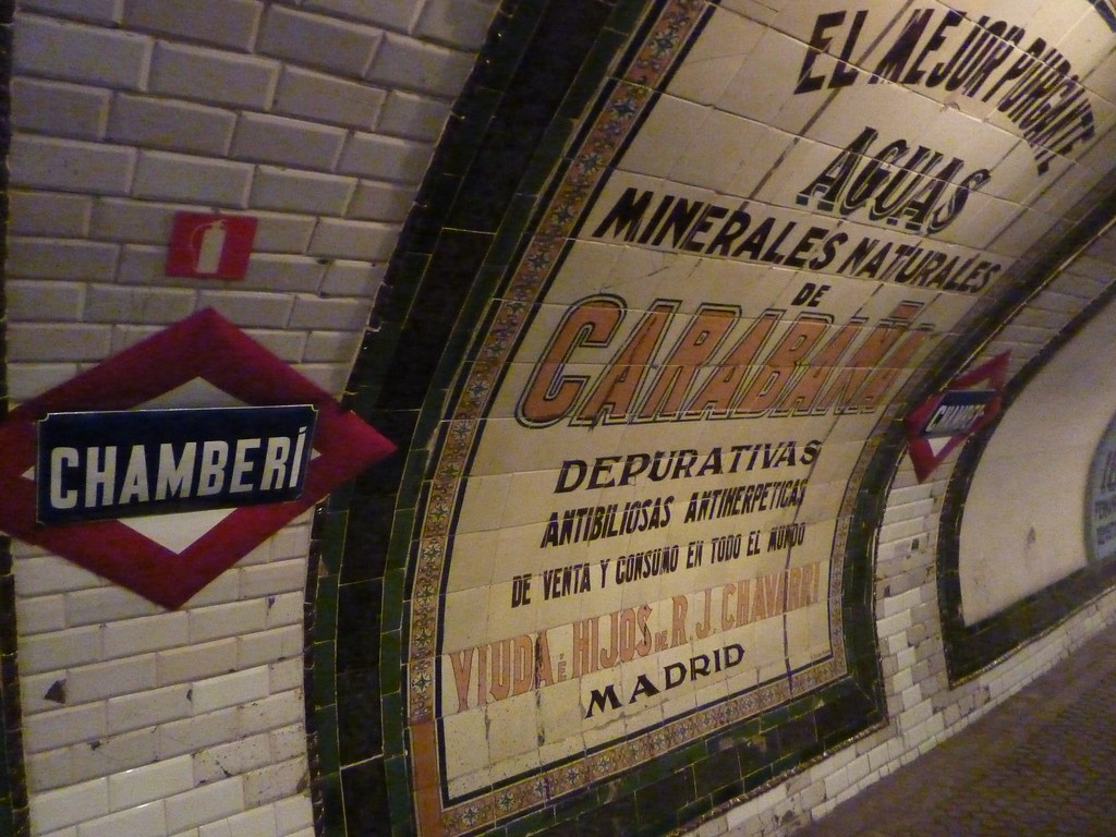 Anuncio histórico de Agua de Carabaña conservado en la estación de Chamberí